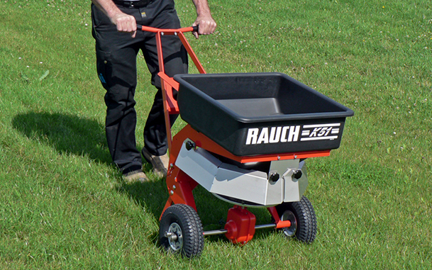 Благодаря точной системе дозирования STREUWAGEN K51 позволяет контролировать норму внесения и добиваться равномерного покрытия поверхности.